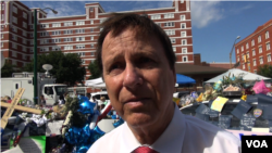 Jerry Fusilier, a former agent with the Federal Bureau of Investigation, paid his respects to the fallen Dallas officers in Texas, July 12, 2016. (M. O'Sullivan/VOA)