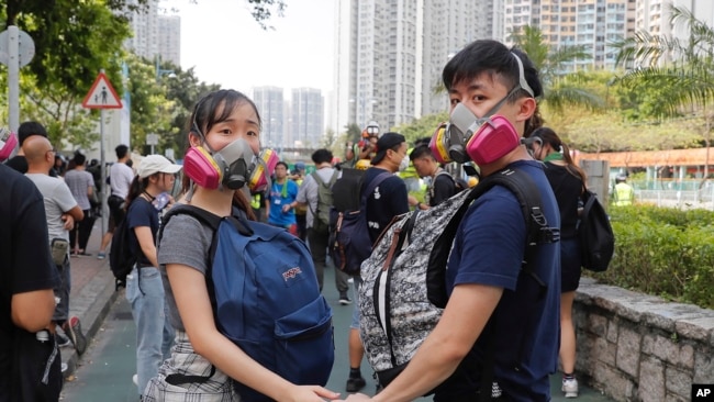 在集会上手拉手的香港示威者。2019年8月5日