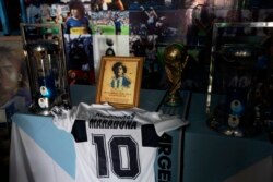 Sebuah altar dengan memorabilia dipajang di Gereja Maradona, San Andres Cholula, negara bagian Puebla, Meksiko, Minggu, 18 Juli 2021. (AP)