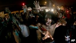 El FBI investiga al grupo autodenominado "Las nuevas panteras negras" en Ferguson, Missouri, por promover el odio y la violencia.