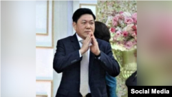 លោក​ឧកញ៉ា ហេង សៀ ដែល​ត្រូវបាន​ពិធី​ការិនី​ទូរ​ទស្សន៍​ម្នាក់ ឈ្មោះ មាន ពេជ្ររីតា ដាក់​ពាក្យ​បណ្តឹង​ទៅ​តុលា​ការ​ចុះ​ថ្ងៃ​ទី​១១ ខែ​ឧសភា ឆ្នាំ២០២១ ពី​បទ​«ប៉ុន​ប៉ង​រំលោភ​សេព​សន្ថវៈ»។ (រូបថតពីបណ្តាញសង្គម)