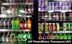 Sejumlah minuman ringan memenuhi lemari pendingin minuman di toko swalayan di Washington. (Foto: AP)