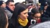 ARCHIVO - xEmma Coronel Aispuro, esposa de Joaquín "El Chapo" Guzmán, habla con los reporteros al salir de la corte federal de Brooklyn tras la comparecencia de su esposo el viernes 3 de febrero de 2017 en Nueva York.