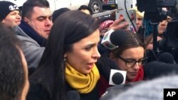 Emma Coronel Aispuro, esposa de Joaquín "El Chapo" Guzmán, habla con los reporteros al salir de la corte federal de Brooklyn tras la comparecencia de su esposo el viernes 3 de febrero de 2017 en Nueva York.