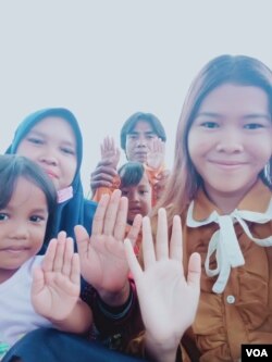 Rasminah bersama keluarganya di Indramayu, Jawa Barat, Minggu, 7 Maret 2021.