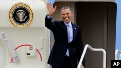 President Barack Obama waves before his departure on Air Force One from Bradley Air National Guard Base, in East Granby, Connecticut, March 5, 2014.