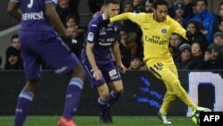 L'attaquant brésilien du Paris Saint-Germain, Neymar Jr, à droite, rivalise avec le milieu de terrain de Toulouse, Alexis Blin, lors du match de football au stade municipal de Toulouse, le 10 février 2018.