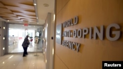 Seorang pengunjung berjalan memasuki kantor pusat Badan Anti-Doping Dunia (WADA) di Montreal, Quebec, Kanada, 9 November 2015. 