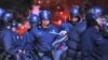 برخورد متفاوت پليس با تظاهرکنندگان در نقاط مختلف آمريکا