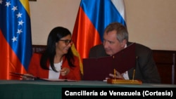La canciller venezolana Delcy Rodríguez y el vice presidente ruso Dmitri Rogozin revisar los acuerdos entre ambas naciones.