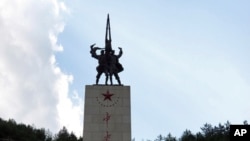 “中央红军长征胜利纪念碑”