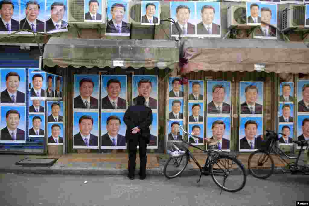 2016年3月26日，上海的一座建筑物上贴满了中国国家主席习近平的肖像。邻居说，政府要拆除这座楼以便建造地铁，楼主不同意。看来楼主是用习近平像来保驾护航，避免强拆。