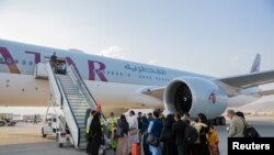 資料照：阿富汗人乘喀布爾航空公司的班機離開喀布爾。 2021年9月19日