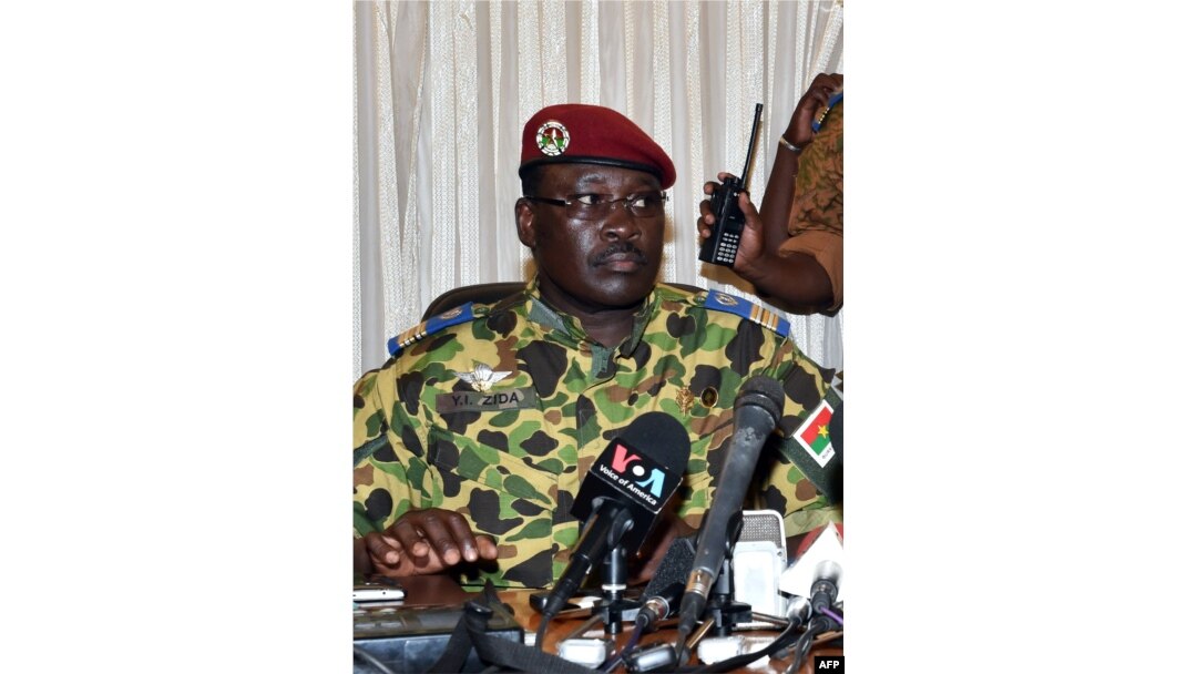 Burkina Faso's Lieutenant-Colonel Yacouba Isaac Zida (L) listens a statement is read at the end of a meeting with the country's military commanders, Nov. 1, 2014, at the military headquarters in Ouagadougou.