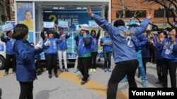 오는 13일 한국 총선을 앞두고 더불어민주당 민병두 동대문구을 후보가 31일 서울 동대문구 장안동 소성빌딩 앞에서 지지자들과 춤을 추며 선거 운동을 펼치고 있다.