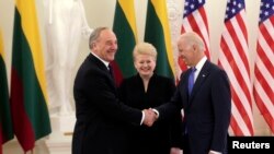 Potpredsjednik SAD Joe Biden sa predsjednicom Litvanije Daliom Grybauskaite i predsjednikom Latvije Andrisom Berzinsom