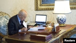 Tổng thống Ý Giorgio Napolitano kiểm tra tài liệu tại cung điện Quirinale, Rome, 22/12/2012
