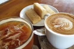 Dalam secangkir kopi terdapat rantai usaha yang saling terpengaruh dampak pandemi. (Foto: VOA/Nurhadi Sucahyo)