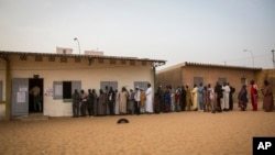 Senegalese voters line up to cast their ballot at a polling station in Dakar, Senegal, Feb. 24, 2019. Voters are choosing whether to give President Macky Sall a second term in office as he faces four challengers.