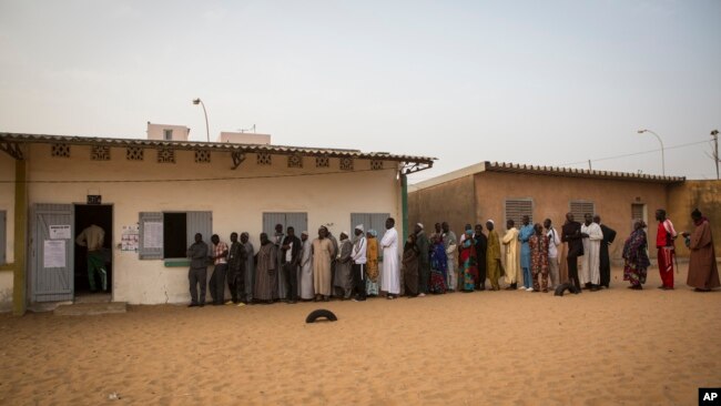 Senegalese voters line up to cast their ballot at a polling station in Dakar, Senegal, Feb. 24, 2019. Voters are choosing whether to give President Macky Sall a second term in office as he faces four challengers.