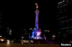 Warna-warna bendera Perancis diproyeksikan di monumen kemerdekaan di Mexico City, Meksiko (14/7).