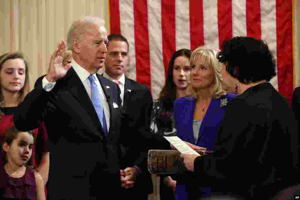 Makamu Joseph Biden, Jr. anakula kiapu mbele ya Jaji wa Mahakamu kuu Sonia Sotomayor nyumbani kwa makamu rais mjini Washington, January 20, 2012. 