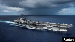 Kapal induk AS, USS Carl Vinson di Laut Filipina, 23 April 2017 (foto: dok). USS Nimitz, salah satu kapal perang terbesar di dunia, akan bergabung dengan dua kapal induk besar lain USS Carl Vinson dan USS Ronald Reagan, di Pasifik Barat.