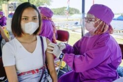 Seorang pelaku wisata menerima vaksin di Laguna Pantai Glagah, sebanyak 32.000 pelaku wisata DIY sudah menerima vaksin. (Foto: Courtesy/Humas Pemda DIY)