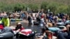 2020年6月27日，冠状病毒病爆发期间，亚利桑那州人准备在盐河上玩轮胎漂流