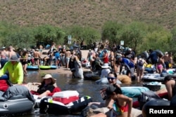 Warga bersiap untuk melakukan tubing di Salt River di tengah pandemi Covid-19 di Arizona, AS, 27 Juni 2020. (REUTERS / Cheney Orr / File Photo)