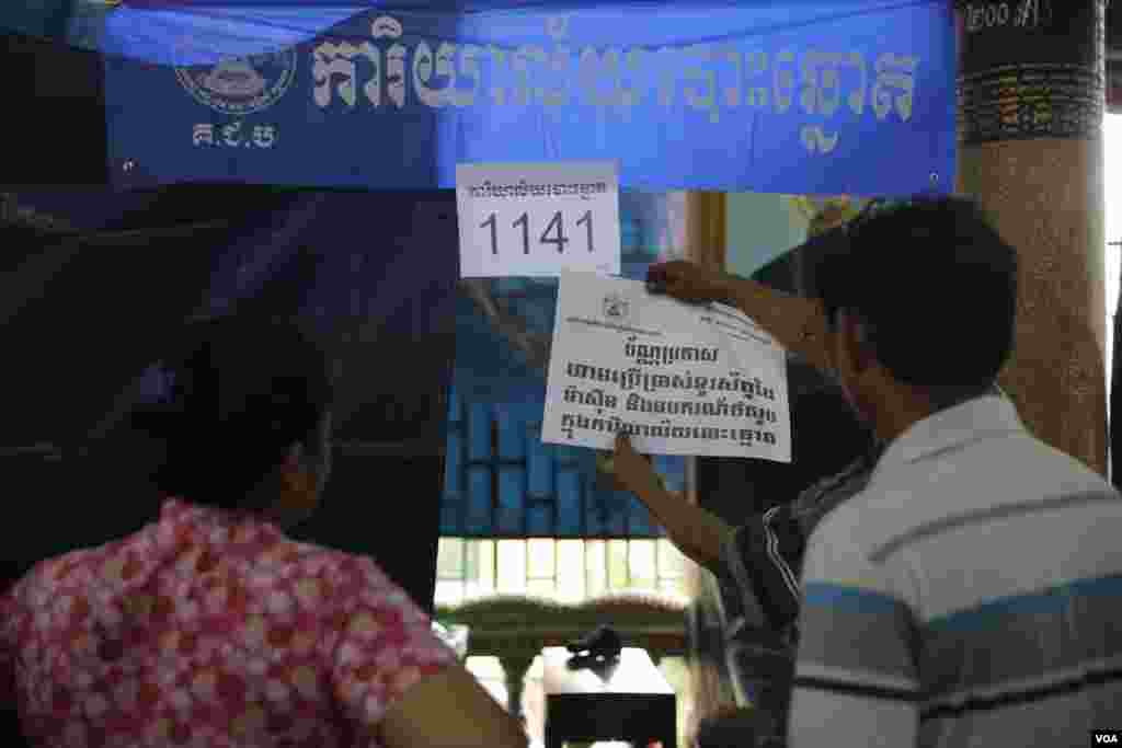 ក្រុមមន្ត្រី​រៀបចំ​ការ​បោះឆ្នោត​ កំពុង​រៀបចំ​ការិយាល័យ​បោះឆ្នោត​ និង​បិទបញ្ជី​បោះឆ្នោត​ថ្មី​ នៅតាម​ការិយាល័យ​បោះឆ្នោត​មួយ ត្រៀម​សម្រាប់​ថ្ងៃ​បោះឆ្នោត​ ក្នុង​រាជធានី​ភ្នំពេញ នៅថ្ងៃទី៣​ ខែមិថុនា​ ឆ្នាំ២០១៧។ (ហ៊ាន សុជាតា/VOA)