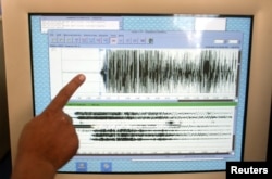 Seorang staf Badan Meteorologi dan Geofisika di Jakarta menunjukkan pembacaan seismograf gempa di Aceh, Sumatera Utara. (Foto: Reuters)