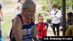 ທ່ານນາງຈອຍສະລິນ ບຣາວ ຮອງຫົວຫນ້າບໍລິຫານກະຊວງກະສິກຳສະຫະລັດ ມອບອາຫານ ໃຫ້ແກ່ພວກນັກຮຽນປະຖົມ ທີ່ໜອງສະຫວ່າງ ໃນແຂວງສະວັນນະເຂດ ວັນທີ 26 ມີນາ 2018.