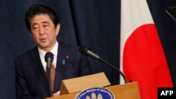 아베 신조 일본 총리가 1일 요르단 암만에서 기자회견을 열었다.