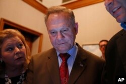 Roy Moore, candidato republicano al Senado por Alabama mira resultados el día de la elección. Dec. 12, 2017.