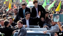 Presiden Iran Mahmoud Ahmadinejad (tengah) dikelilingi para pengawal kepresidenan, melambai kepada massa di Teheran dalam perayaan HUT Revolusi Islam Iran ke 34, Minggu (10/2). 