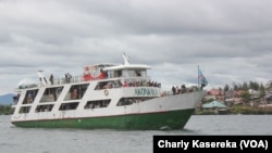 Le bateau Akonkwa 1 sur le lac Kivu où un canot a chaviré causant la mort et la disparition de plusieurs personnes un peu plus tôt entre Goma et Buka, dans l’est de la RDC. VOA/Charly Kasereka