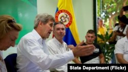 El secretario de Estado de Estados Unidos John Kerry y otros diplomáticos estadounidenses hablan en Cartagena con víctimas y exguerrille