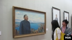画展观众观看邓小平画像（2010年5月，美国之音张楠拍摄）
