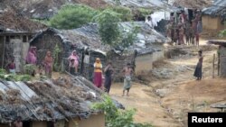 Warga Rohingya terlihat di kamp pengungsi di Teknaf (foto: dok Juni 2012).