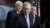 Le chef de la majorité au Sénat américain, Mitch McConnell, avec les sénateurs Orrin Hatch (à gauche) et le sénateur Mike Lee (à droite) pour discuter de l'enquête du FBI sur les accusations contre le juge Brett Kavanaugh à Washington, États-Unis 4 octobre 2018. 