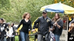 Lara Brennan (Elizabeth Banks) and John Brennan (Russell Crowe) in THE NEXT THREE DAYS.
