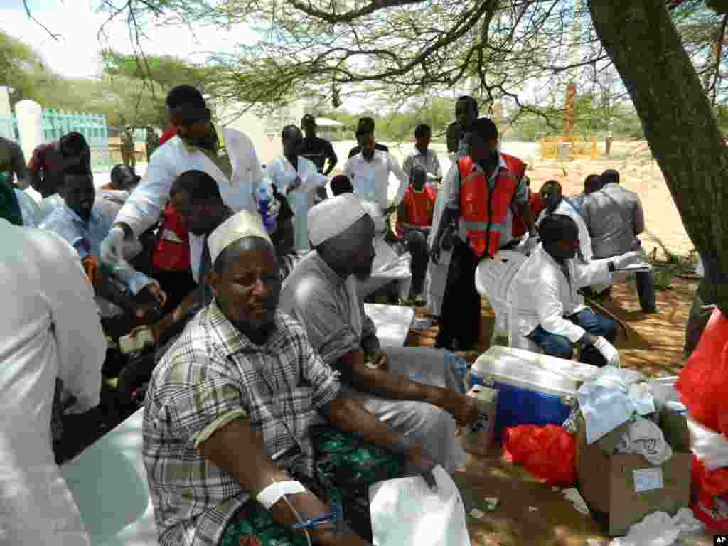 Warga lokal menyumbangkan darahnya di rumah sakit Garissa (2/4).