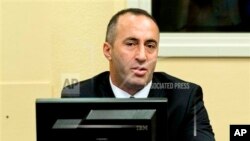 Mantan Perdana Menteri Kosovo, Ramush Haradinaj saat menghadiri sidang penjahat perang Yugoslavia di Den Haag, Belanda, 29 November 2016 (Foto: dok).