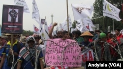 Aksi unjuk rasa dalam peringatan Hari Tani Nasional di seberang Istana Merdeka, 27 September 2016. (Foto: VOA/Andylala)