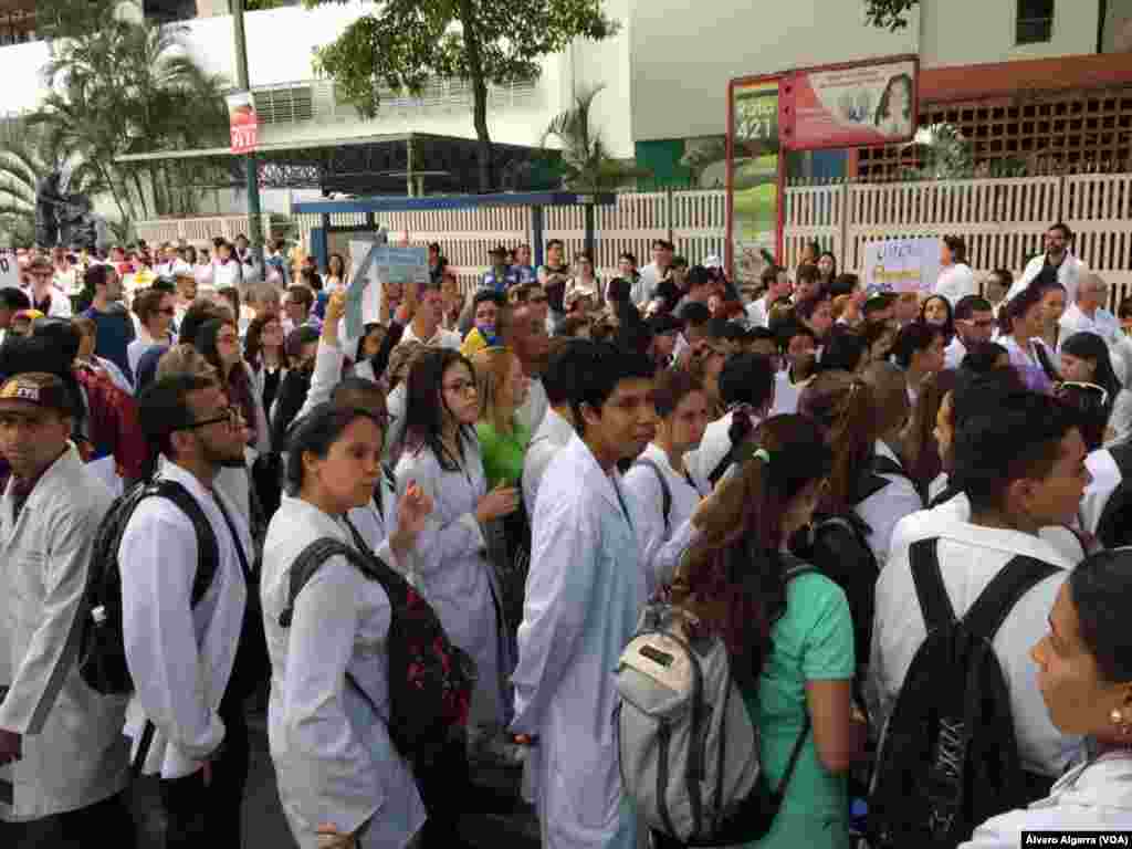 Vestidos con su mandil blanco centenares de médicos y personal de salud salen a las calles de Caracas a protestar.