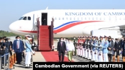 훈센(가운데 왼쪽) 캄보디아 총리가 7일 미얀마 수도 네피도에 도착하고 있다. 