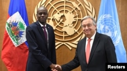 Sekretè Jeneral l'ONU an, Antonio Guterres (adwat) ki t ap bay lanmen avèk Prezidan Ayisyen an, Jovenel Moise, an 2017 nan okazyon 72èm Asanble Jeneral l'ONU an nan Manhattan, New York (Foto: REUTERS/Darren Ornitz).