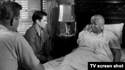Martin Milner, George Maharis, y estrella invitada Ethel Waters en episodio de la serie "Route 66".