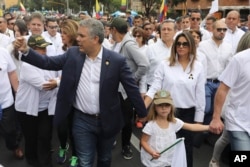 El presidente de Colombia, Iván Duque, y su esposa María Juliana Ruíz, participan en la marcha en Bogotá para repudiar el terrorismo. Domingo, 20 de enero de 2019.